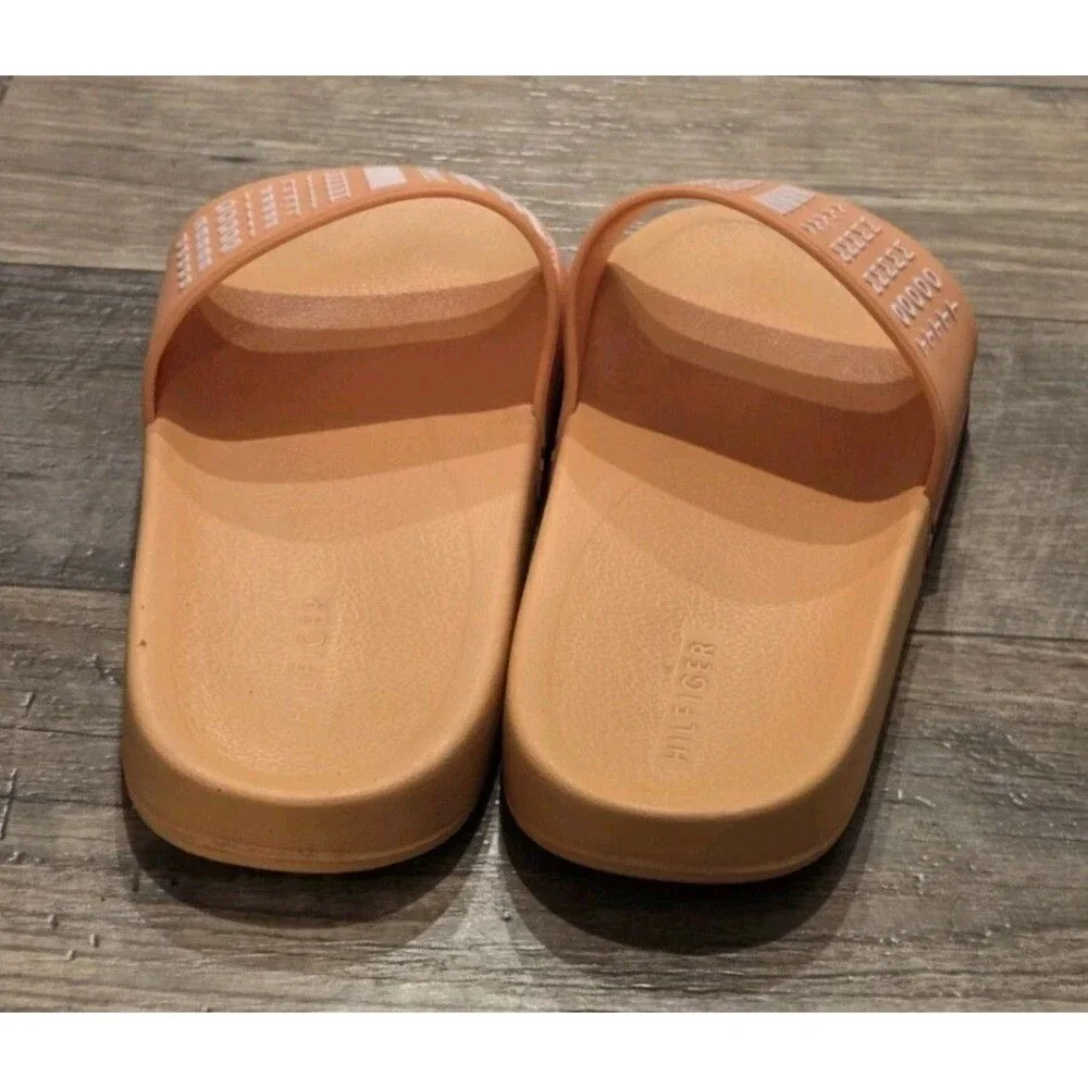 Tommy Hilfiger Esco-C slide sandals featuring a high relief logo strap -Size 10M
